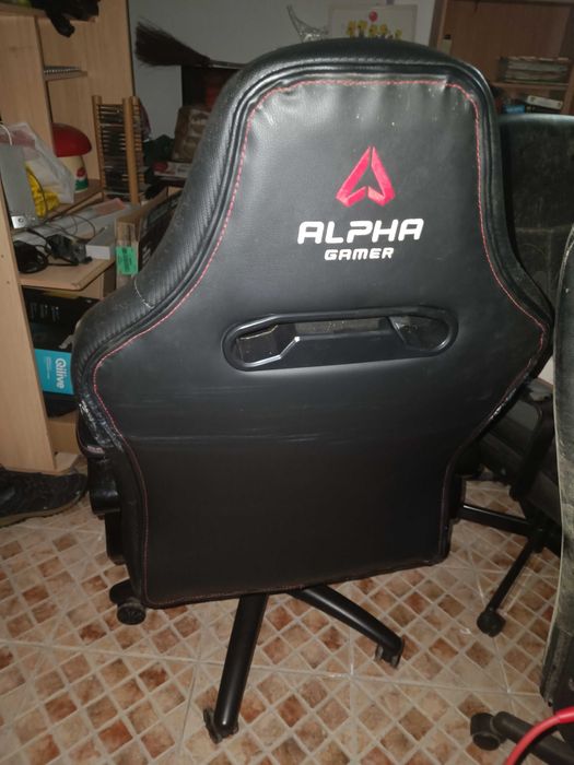 Cadeira Gaming em pele como nova. Custa 135€ na Worten.