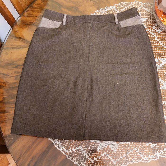 Komplet bardzo elegancki   - żakiet i spódniczka przed kolano.  r. M.