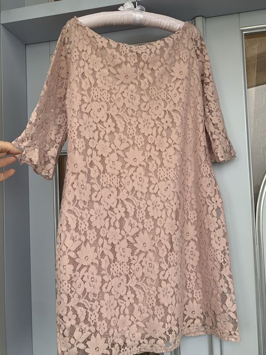 Платье из кружевной ткани пудрового цвета