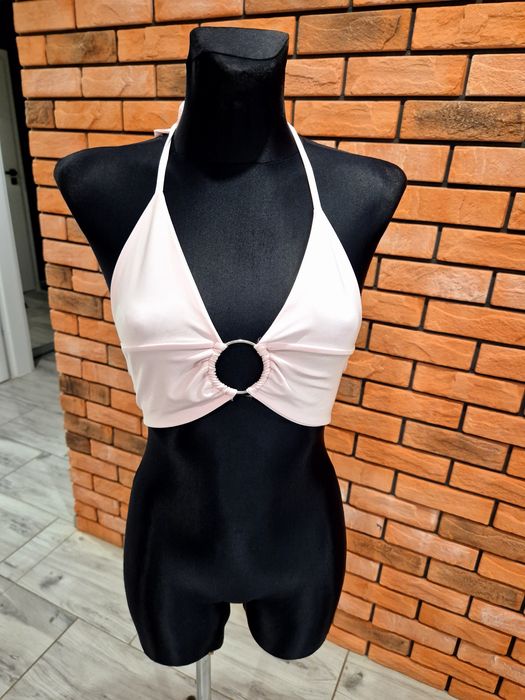 Top z odkrytymi plecami