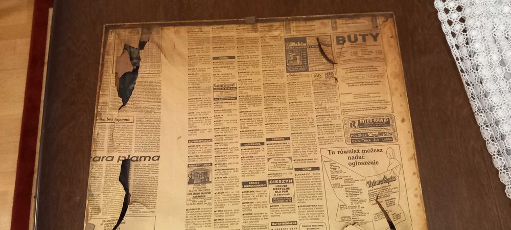 Stary obraz na papierze w dużej złoconej ramie