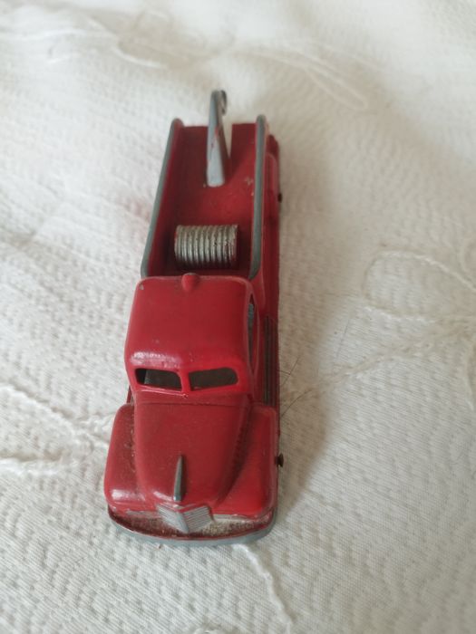 Camião de bombeiros de metal. Datado da década de 1950. Marca Tootsie.