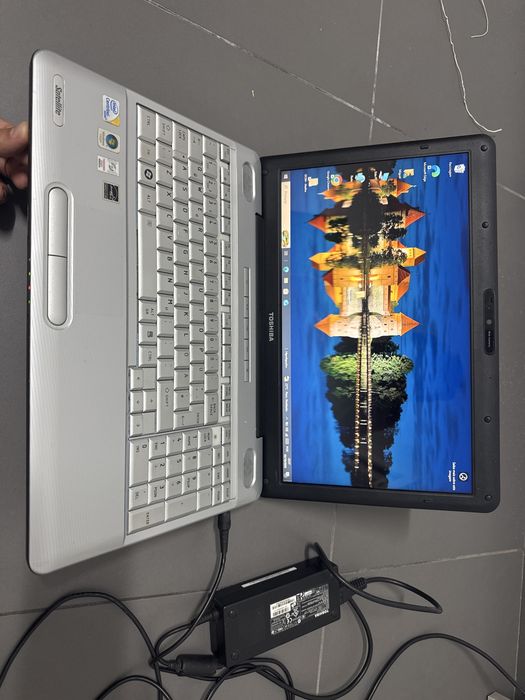 Toshiba Satellite L500-131 – Core 2 Duo / Radeon HD 4650 / 4GB – Excelente estado
