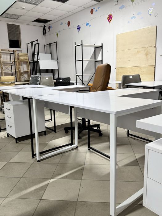 Столи, стелажі, тумби, крісла, шафи в кількості в наявності нові