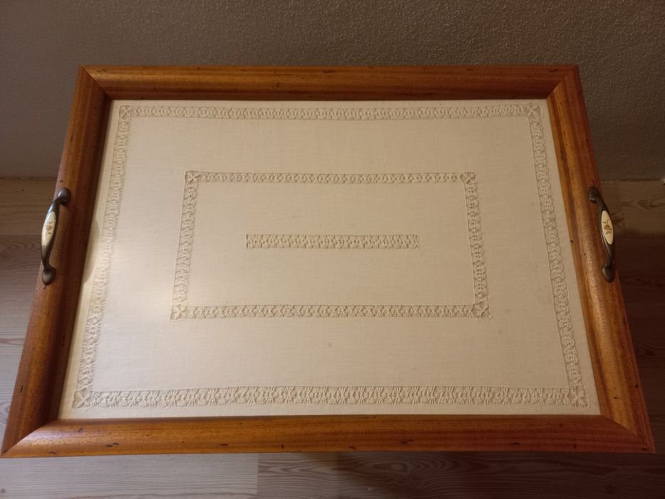 Mesa desdobrável em madeira e bordado 75x54x68,5cm