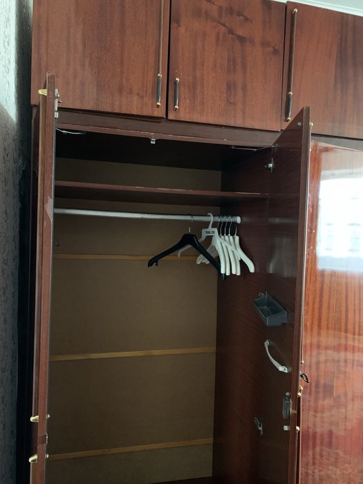 Шафа, трьохстрорчата, з антресолями