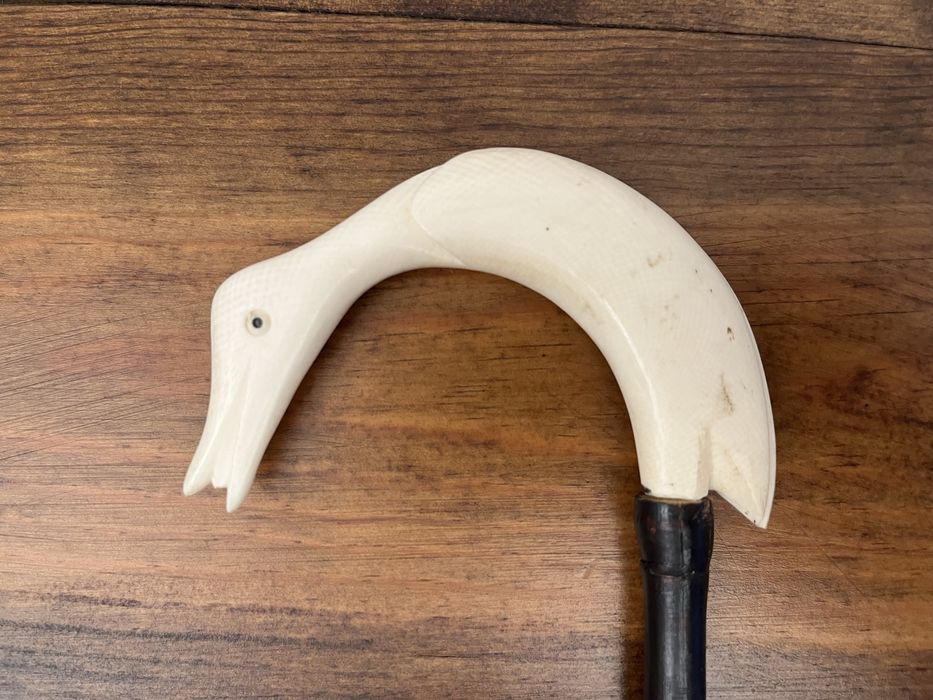 Bengalas pequenas africanas com 60 cm e pegas em osso.