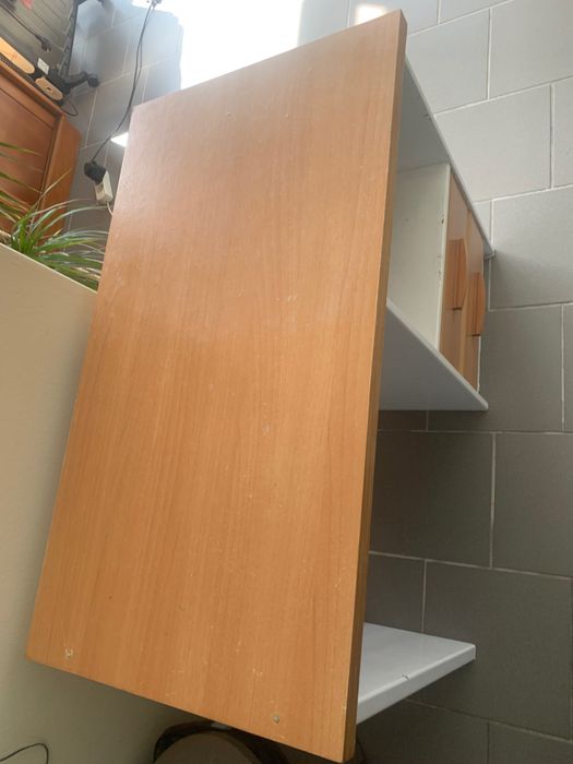 Secretária com gavetas em bom estado.