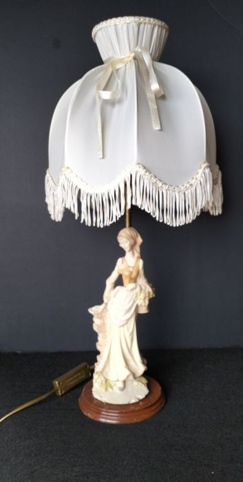 Candeeiros pequenos com abajur.