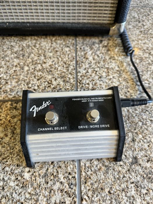 Guitarra Ibanez ART120 + Amplificador Fender