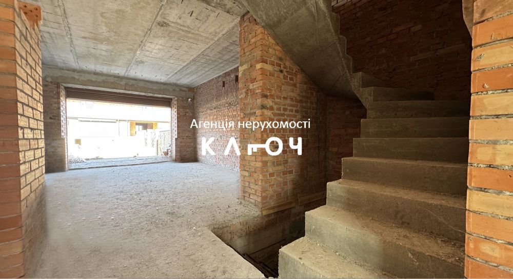 Продаж чудового таунхауса біля парку, перша лінія