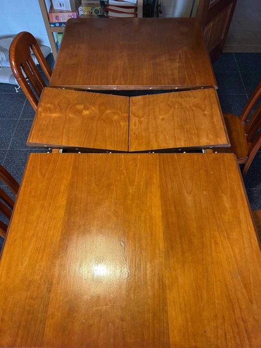 Mesa e 4 cadeiras de pinho