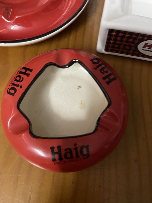 Conjunto de tres jarros e doi cinzeiros haig
