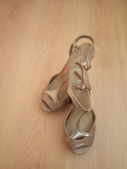 Sapatos beje de salto alto