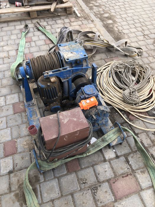 Подьемник лебедка строительная