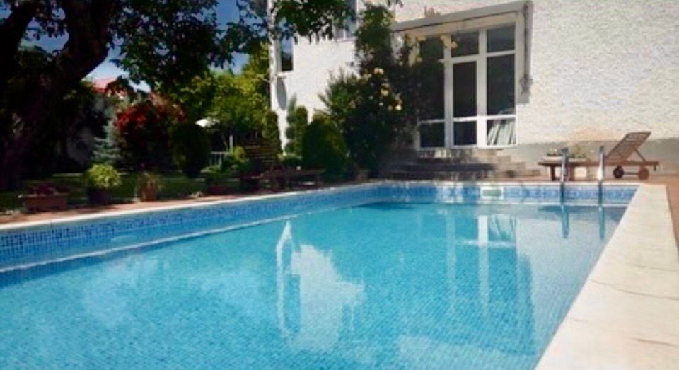 Продаю дом с бассеином в Центре