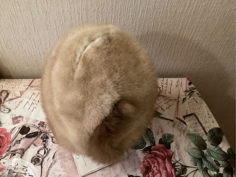 Продам меховые шапки мужские иженские.