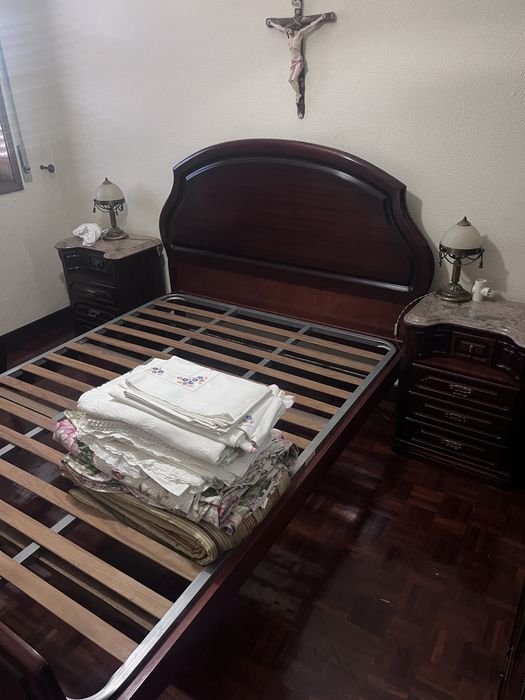 Cama com estrada e mesas de cabeceira