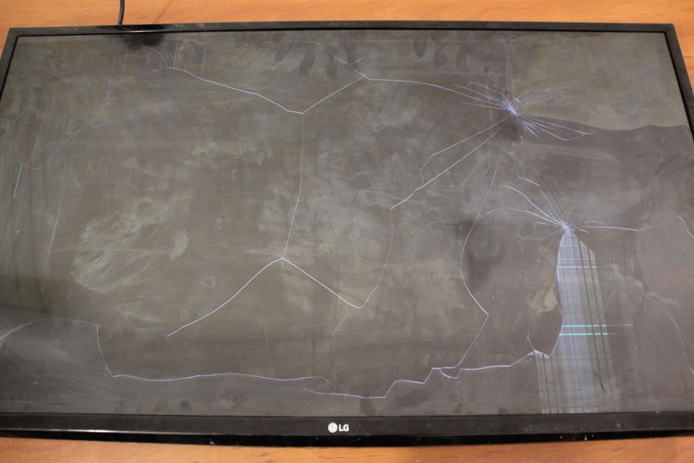 43" LG 43LH510V. Экран разбит. По детальная продажа.