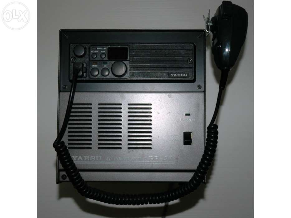Radio amador Yaesu com fonte de alimentação