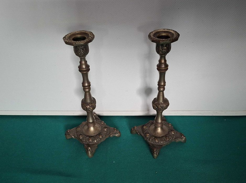 Castiçais / Candelabros para Velas, com relevos, em latão - Anos 50