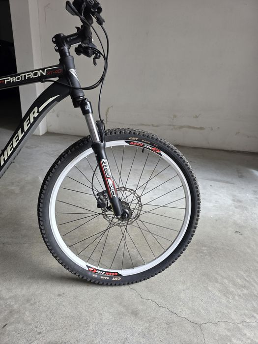 Bicicleta com travões de disco e a óleo