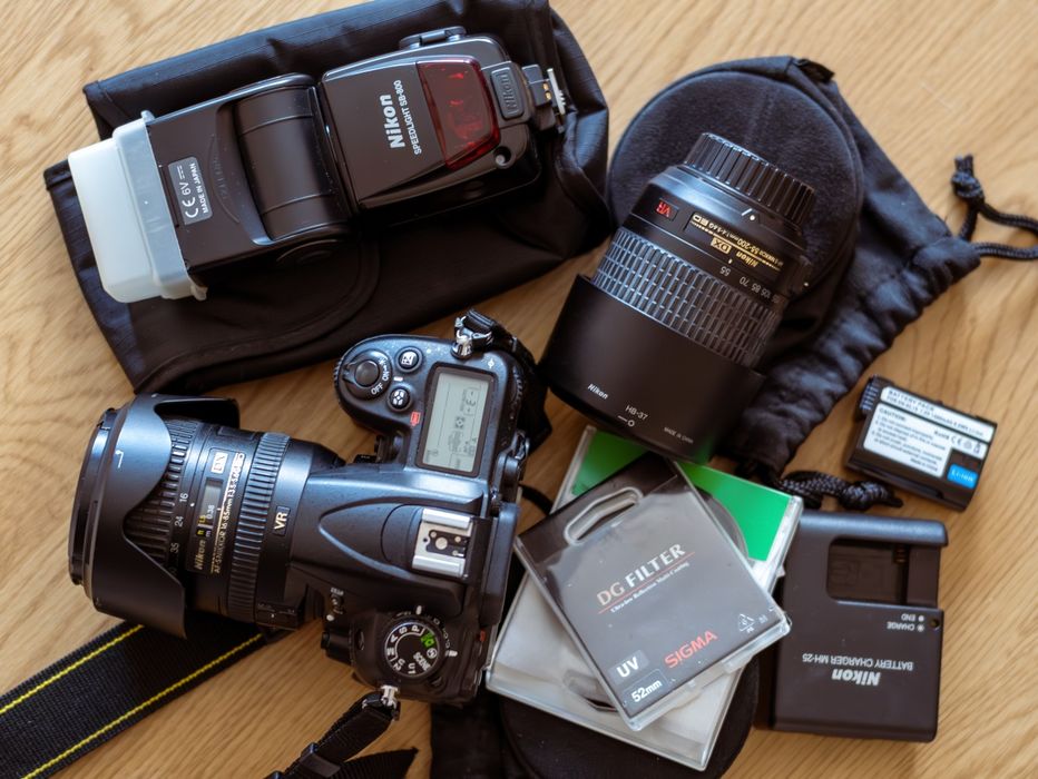 Nikon D7000 + 55-200 VR + SB-800 + 2 акумулятори.
