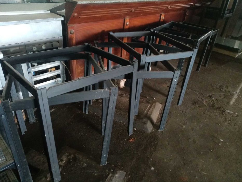 ACM1438 - Conjunto de 11 mesas de madeira com tampo em vidro - Usado