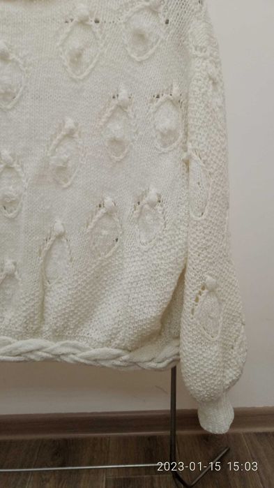 Свитер белый женский