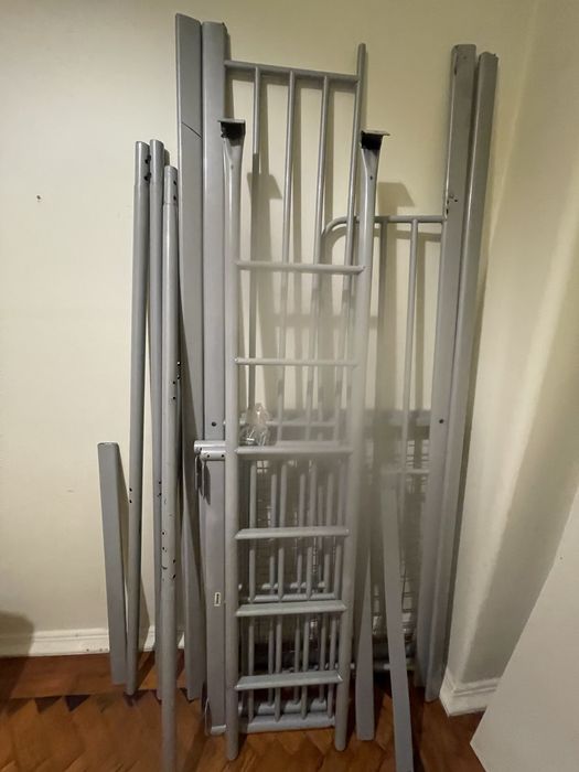 Estrutura de cama alta, beliche, em ferro cinza Ikea