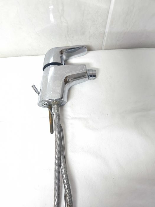 Três - torneira em muito bom estado