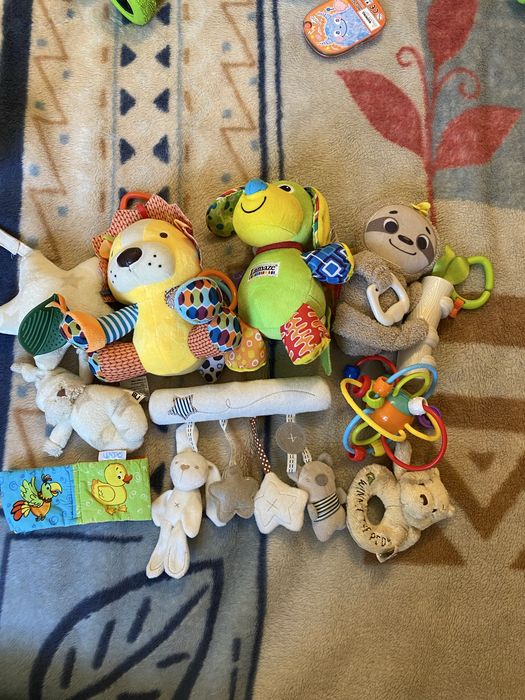 Підвіски, гризунці, погремушки, музичні іграшки для немовлят