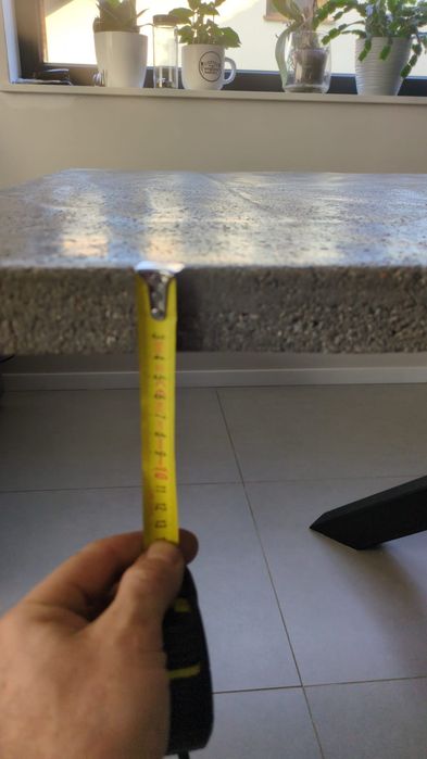 Stół betonowy na czarnej metalowej nodze