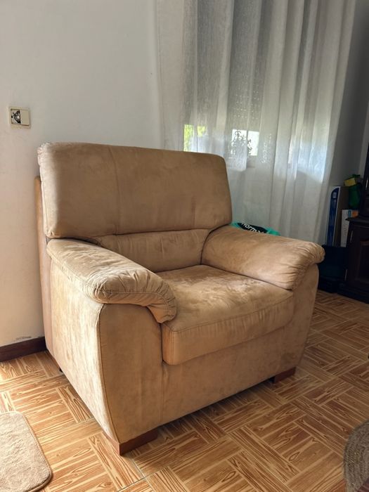 Sofá castanho em pele de pêssego