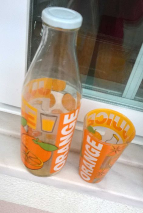 Conjunto garrafa e copo de vidro estampados para sumo de laranja