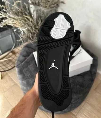 Jordan 4 w czarno-białej kolorystyce  39