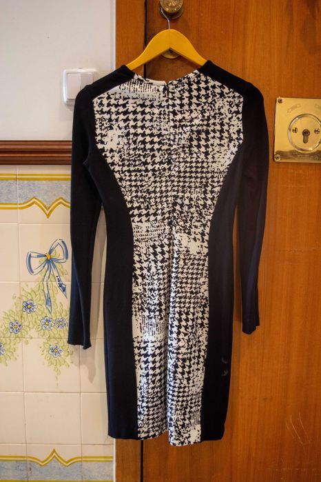 Venda de vestido comprido preto e branco da Mango