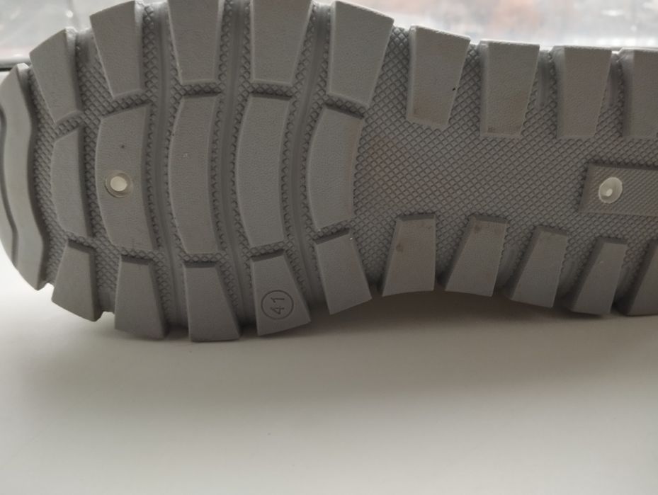 Кросівки зимові .