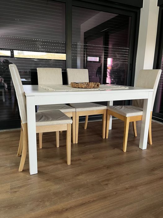 Mesa e 4 cadeiras