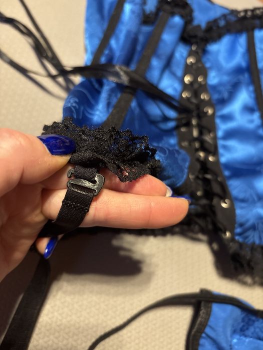 Niebieski gorset, pończochy,