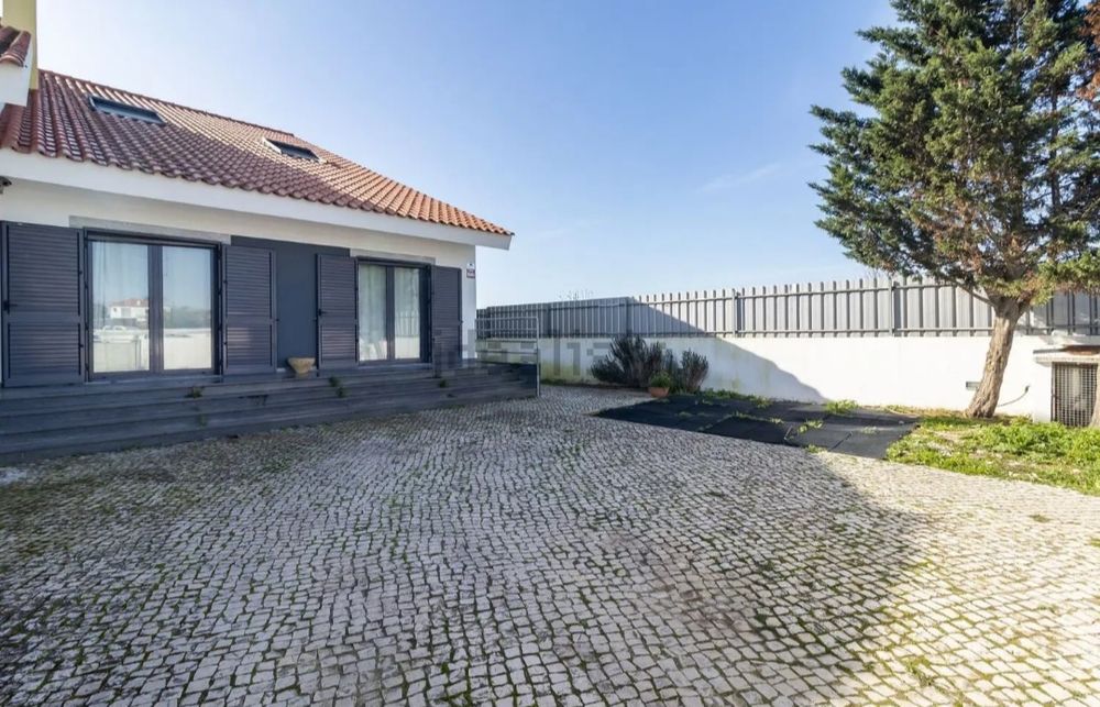 Moradia T4 piscina churrasqueira lote 741 m2