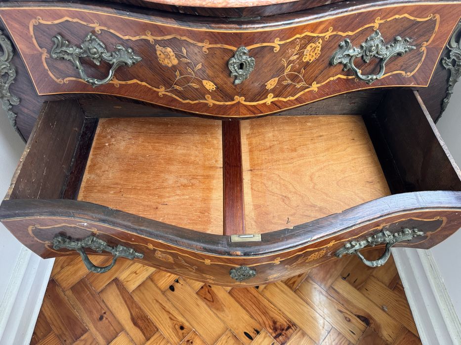 Comoda Luis XV com barriga e embutidos tampo em maemore rosa