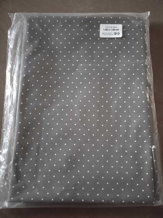 Toalha de mesa plástica 140 x 140 cm
