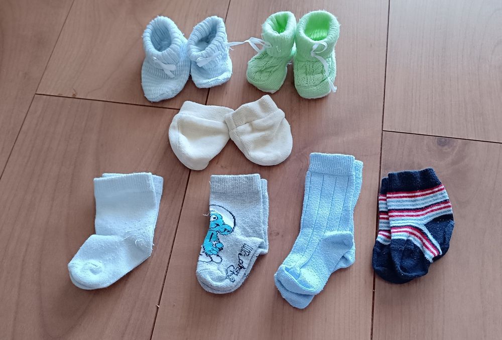 Pack bebé: 4 pares meias, 2 sapatos de lã e 1 Luvas