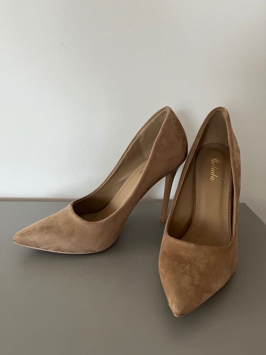 Klasyczne szpilki beżow