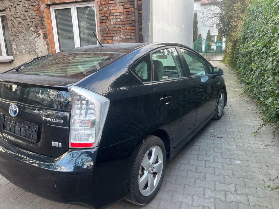 Sprzedam samochód osobowy marki toyota prius  30