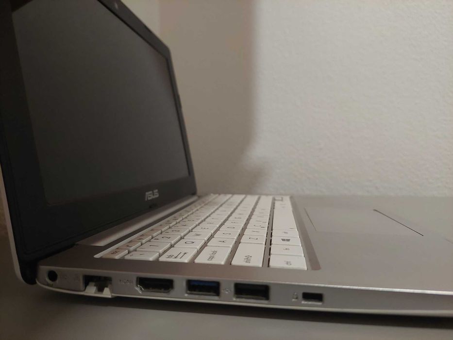 Smukły laptop/notebook Asus X201E (SSD, 4GB RAM)