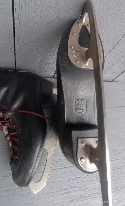 Продам нові ковзани 38розмір.