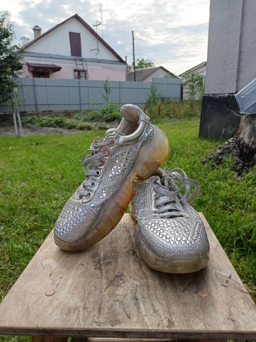 Обичні красовки походили в них 1 місяць