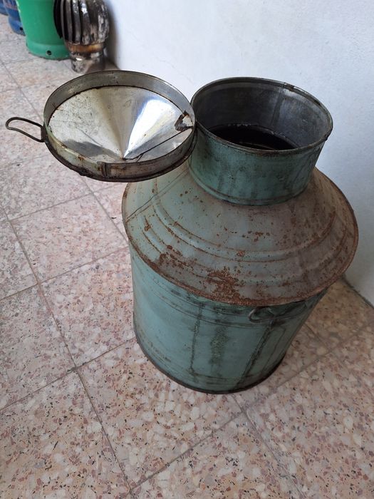 Pote muito antigo. Em alumínio...Capacidade vinte cinco litros.